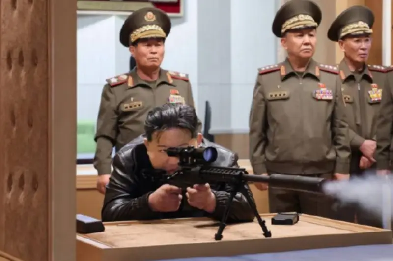 Лидер КНДР посетил предприятие по производству стрелкового оружия и протестировал снайперскую винтовку